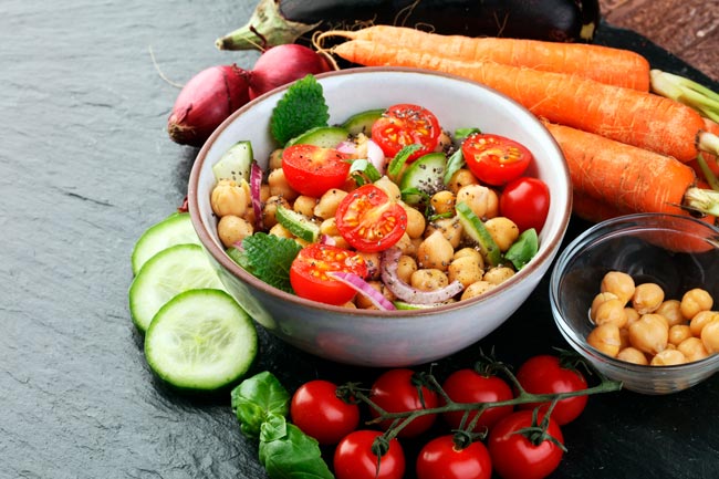 Receitas de salada de grão-de-bico A salada de grão-de-bico é uma excelente para dias atarefados. É rápida, fácil de fazer e muito saborosa!