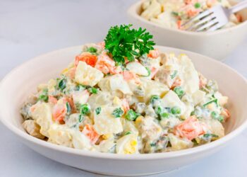 A salada russa tradicional é um petisco irresistível e vai bem com filetes de pescada, atum, douradinhos, entre outras opções.