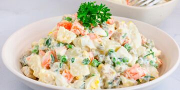 A salada russa tradicional é um petisco irresistível e vai bem com filetes de pescada, atum, douradinhos, entre outras opções.