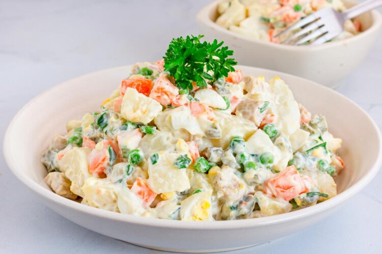 A salada russa tradicional é um petisco irresistível e vai bem com filetes de pescada, atum, douradinhos, entre outras opções.