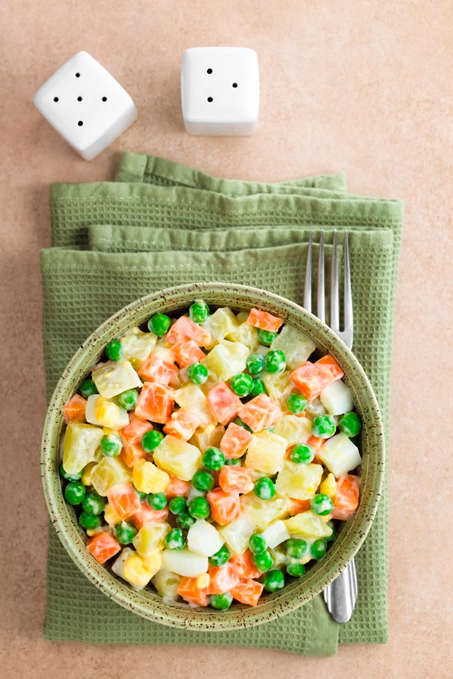 Salada russa tradicional A salada russa tradicional é um petisco irresistível e vai bem com filetes de pescada, atum, douradinhos, entre outras opções.