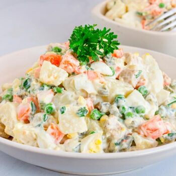 A salada russa tradicional é um petisco irresistível e vai bem com filetes de pescada, atum, douradinhos, entre outras opções.