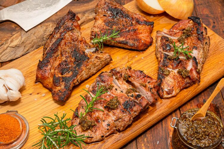 Experimente a nossa deliciosa receita de Secretos de Porco Preto Grelhados com limão e mel! Um autêntico manjar dos deuses!