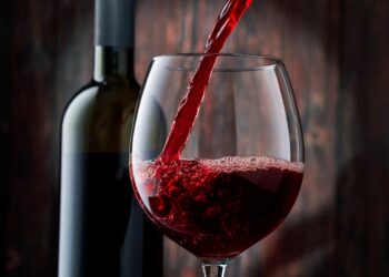 O Concurso Vinhos de Portugal elegeu um tinto do Douro como o melhor vinho do ano. Saiba quanto custa este néctar!