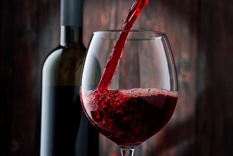 O Concurso Vinhos de Portugal elegeu um tinto do Douro como o melhor vinho do ano. Saiba quanto custa este néctar!