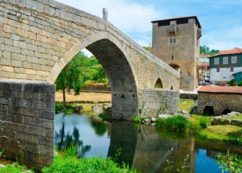 Descubra Ucanha, a aldeia encantadora e o vale mágico no coração do Douro! Perca-se nas ruas pitorescas onde a história ganha vida.