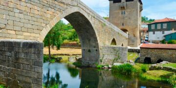 Descubra Ucanha, a aldeia encantadora e o vale mágico no coração do Douro! Perca-se nas ruas pitorescas onde a história ganha vida.