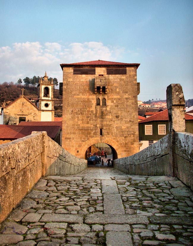 Ucanha: a aldeia e o vale encantado no Douro Descubra Ucanha, a aldeia encantadora e o vale mágico no coração do Douro! Perca-se nas ruas pitorescas onde a história ganha vida.