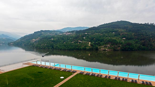 Uma piscina infinita com vista para o Douro a 1 hora do Porto Chama-se Douro Royal Valley Hotel & Spa de cinco estrelas e é um refúgio paradisíaco a 1h do Porto!