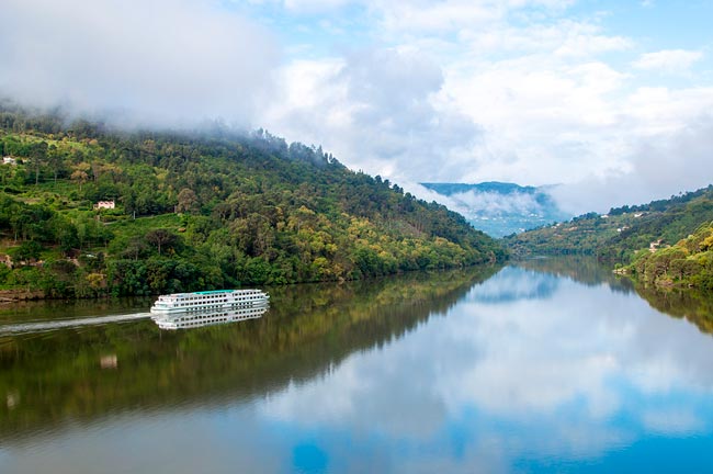Uma piscina infinita com vista para o Douro a 1 hora do Porto Chama-se Douro Royal Valley Hotel & Spa de cinco estrelas e é um refúgio paradisíaco a 1h do Porto!