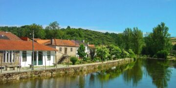 A aldeia de Varge, em Trás-os-Montes, proporciona uma experiência única. Trata-se de uma das aldeias transmontanas mais típicas e genuínas do país.