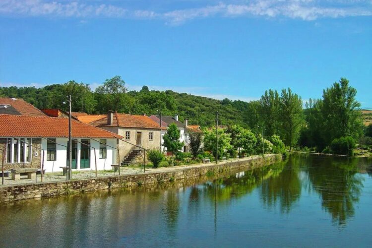 A aldeia de Varge, em Trás-os-Montes, proporciona uma experiência única. Trata-se de uma das aldeias transmontanas mais típicas e genuínas do país.