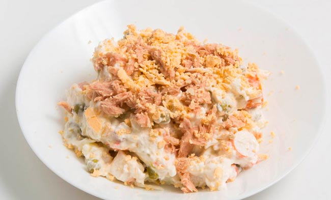 Salada russa tradicional A salada russa tradicional é um petisco irresistível e vai bem com filetes de pescada, atum, douradinhos, entre outras opções.
