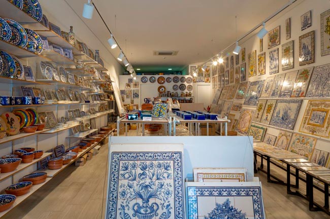Guia dos mais bonitos Azulejos de Lisboa Explore a beleza dos azulejos de Lisboa! Descubra os locais mais deslumbrantes e encantadores onde os azulejos são verdadeiras obras de arte.