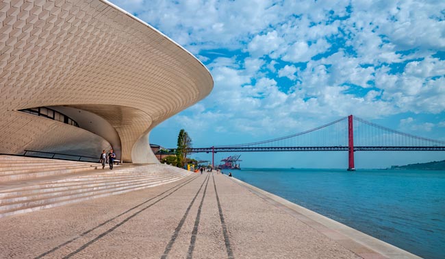As 10 grandes atrações de Lisboa de visita obrigatória Quando visitar a capital, não pode deixar de visitar as 10 grandes atrações de Lisboa. São os destaques imperdíveis da capital portuguesa.