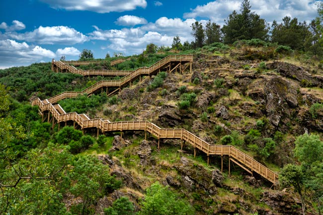 12 melhores passadiços a não perder em Portugal Passe um dia memorável num destes passadiços a não perder em Portugal! Respire ar puro e desfrute o melhor da natureza.