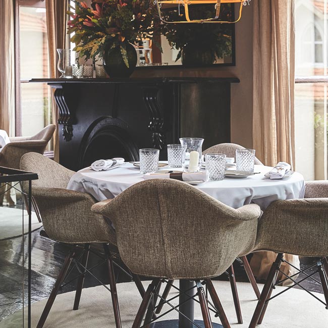 10 dos restaurantes mais românticos do Porto Surpreenda com um jantar inesquecível num dos restaurantes mais românticos do Porto, com ambiente acolhedor e uma culinária de excelência!