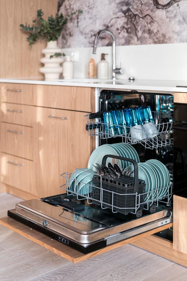 10 coisas que não deve colocar na máquina da louça Cuidado, nem todos os itens podem ser lavados na máquina. Saiba quais os objetos que não deve colocar na máquina da louça.