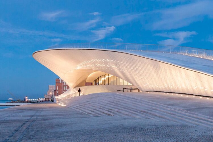 As 10 grandes atrações de Lisboa de visita obrigatória Quando visitar a capital, não pode deixar de visitar as 10 grandes atrações de Lisboa. São os destaques imperdíveis da capital portuguesa.