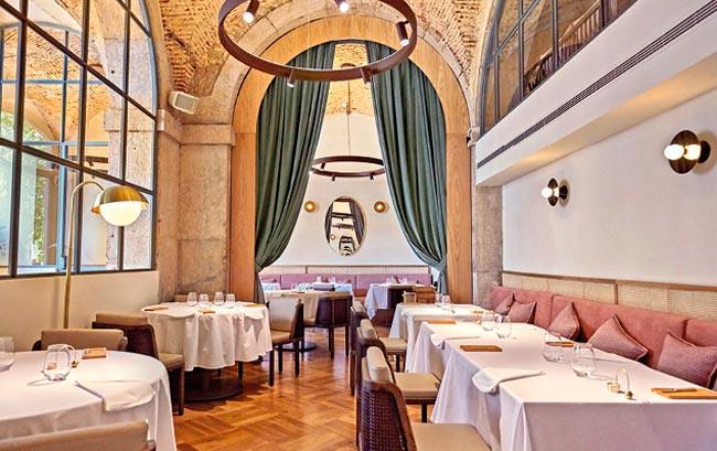 10 dos melhores restaurantes de Lisboa Se pretende ter uma refeição requintada, aconselhamos qualquer um dos 10 melhores restaurantes de Lisboa! Vão encantar o seu paladar!
