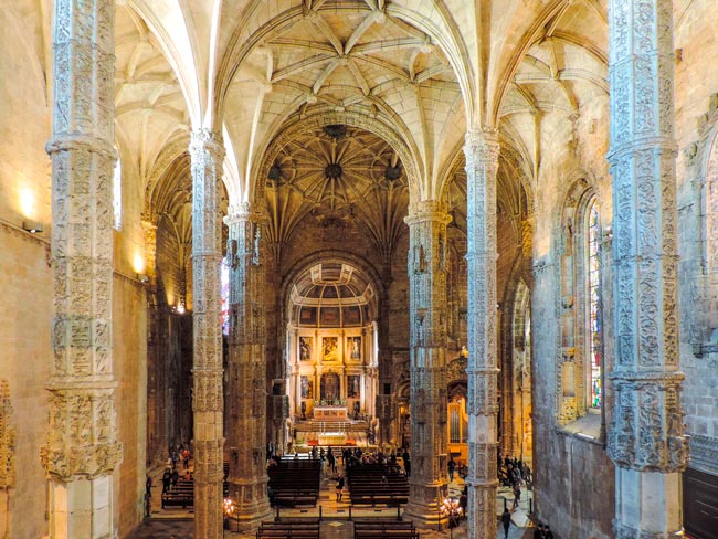 As 10 grandes atrações de Lisboa de visita obrigatória Quando visitar a capital, não pode deixar de visitar as 10 grandes atrações de Lisboa. São os destaques imperdíveis da capital portuguesa.