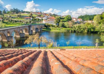 Doze sugestões de destinos de férias baratos. São todos maravilhosos e permitem-lhe ter uns dias de descanso memoráveis a baixo custo.