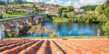 Doze sugestões de destinos de férias baratos. São todos maravilhosos e permitem-lhe ter uns dias de descanso memoráveis a baixo custo.