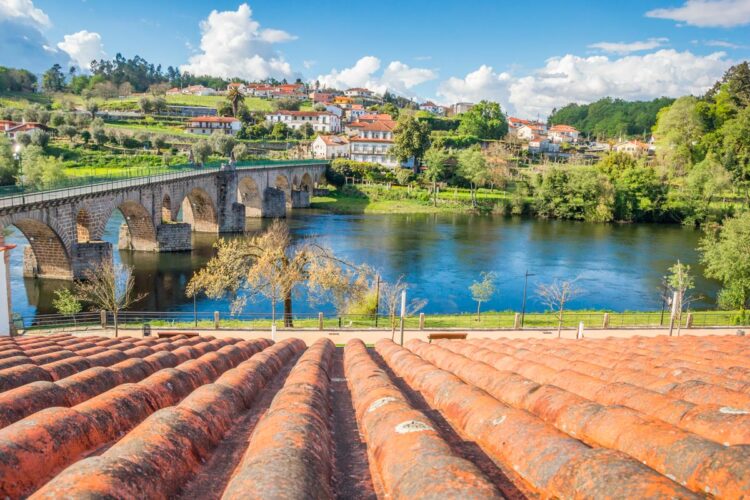 Doze sugestões de destinos de férias baratos. São todos maravilhosos e permitem-lhe ter uns dias de descanso memoráveis a baixo custo.