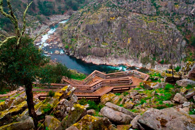 12 melhores passadiços a não perder em Portugal Passe um dia memorável num destes passadiços a não perder em Portugal! Respire ar puro e desfrute o melhor da natureza.