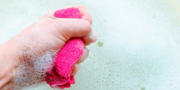 Facilite a sua vida e aprenda 14 usos para o detergente da louça! Além do uso normal, este produto versátil pode ser utilizado em diversas tarefas domésticas.