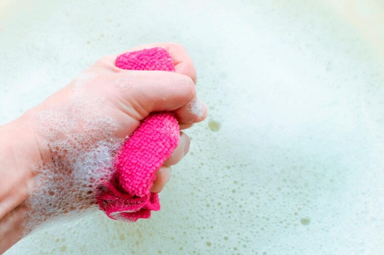 Facilite a sua vida e aprenda 14 usos para o detergente da louça! Além do uso normal, este produto versátil pode ser utilizado em diversas tarefas domésticas.
