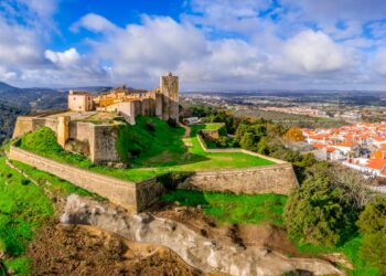 Explore as joias escondidas perto da capital portuguesa. Descubra 15 lugares fantásticos perto de Lisboa que são de visita obrigatória!