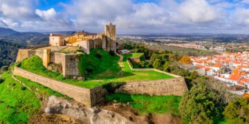 Explore as joias escondidas perto da capital portuguesa. Descubra 15 lugares fantásticos perto de Lisboa que são de visita obrigatória!