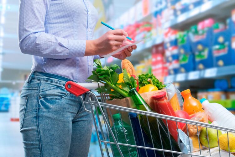 Fazer opções sensatas e certeiras permite poupar e aliviar o orçamento da casa. Confira os nossos conselhos muito úteis para economizar no supermercado.