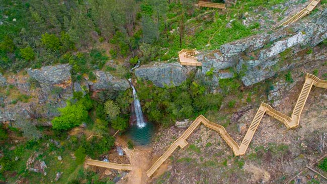 12 melhores passadiços a não perder em Portugal Passe um dia memorável num destes passadiços a não perder em Portugal! Respire ar puro e desfrute o melhor da natureza.