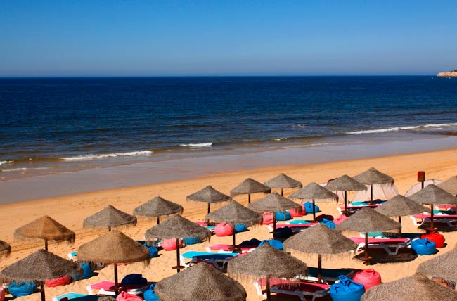 Praia: os 10 melhores destinos de férias baratos em Portugal Descubra os 10 melhores destinos de férias baratos em Portugal que incluem praia! Passe umas férias de verão inesquecíveis em Portugal!