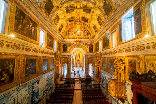 As 10 grandes atrações de Lisboa de visita obrigatória Quando visitar a capital, não pode deixar de visitar as 10 grandes atrações de Lisboa. São os destaques imperdíveis da capital portuguesa.