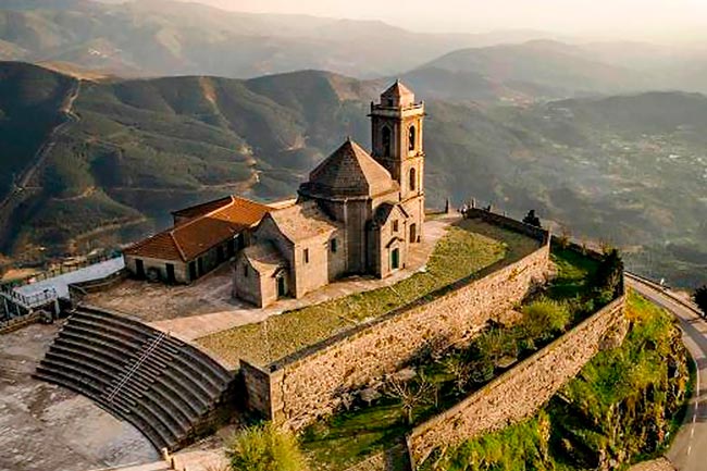 Explore lugares encantadores, praias deslumbrantes e paisagens incríveis. Descanse num destes destinos de férias sem gastar muito dinheiro.