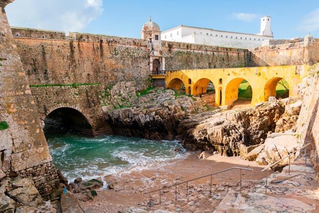 12 destinos de férias baratos em Portugal Doze sugestões de destinos de férias baratos. São todos maravilhosos e permitem-lhe ter uns dias de descanso memoráveis a baixo custo.