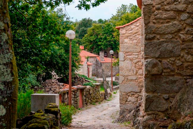 O que visitar perto do Porto: 8 aldeias de visita obrigatória Descubra o encanto das aldeias perto do Porto! Paisagens deslumbrantes e cheias de vida. Conheça 8 destinos imperdíveis para visitar perto do Porto.