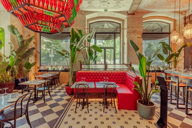 Os 10 restaurantes mais bonitos de Lisboa Porque também se come com os olhos, este é o nosso top dos dez restaurantes mais bonitos em Lisboa.