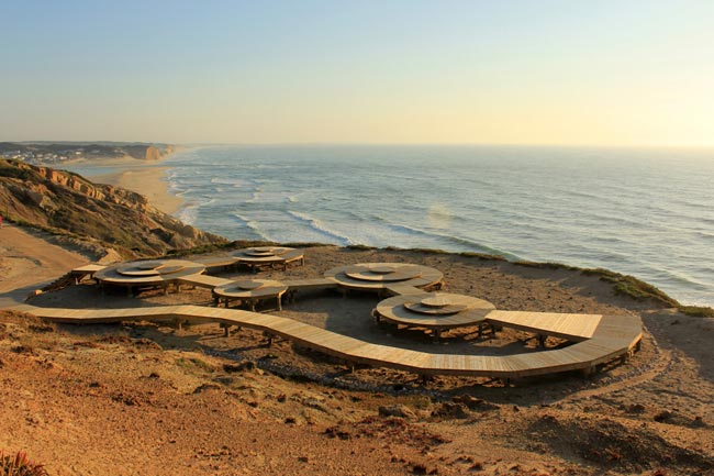 12 melhores passadiços a não perder em Portugal Passe um dia memorável num destes passadiços a não perder em Portugal! Respire ar puro e desfrute o melhor da natureza.