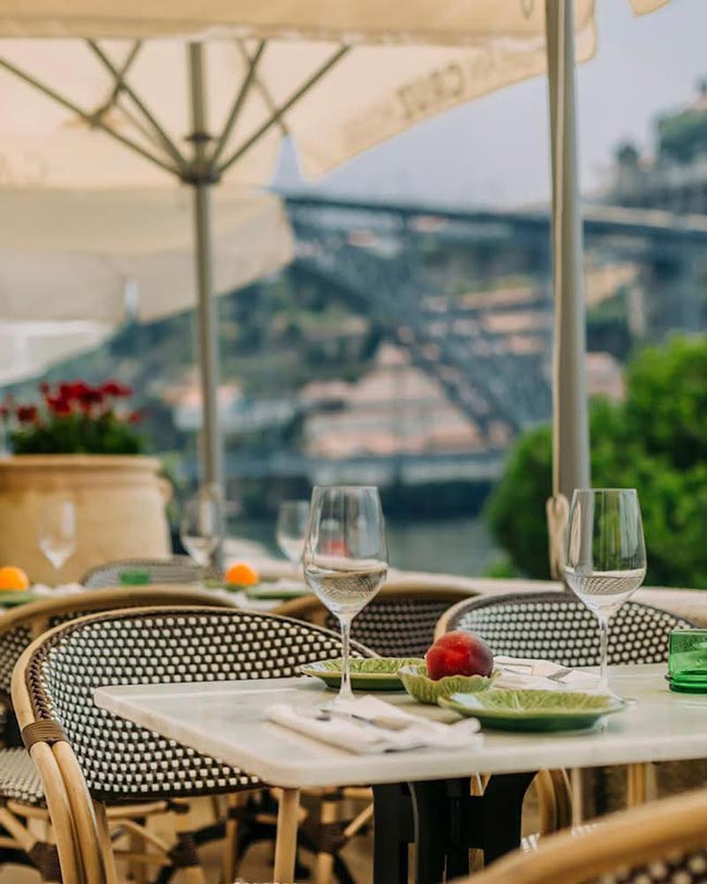 10 dos restaurantes mais românticos do Porto Surpreenda com um jantar inesquecível num dos restaurantes mais românticos do Porto, com ambiente acolhedor e uma culinária de excelência!