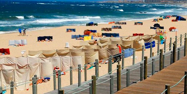 Praia: os 10 melhores destinos de férias baratos em Portugal Descubra os 10 melhores destinos de férias baratos em Portugal que incluem praia! Passe umas férias de verão inesquecíveis em Portugal!