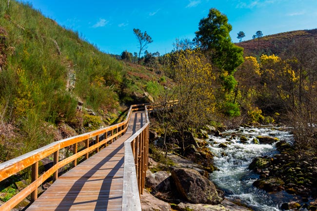 12 melhores passadiços a não perder em Portugal Passe um dia memorável num destes passadiços a não perder em Portugal! Respire ar puro e desfrute o melhor da natureza.