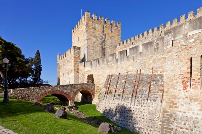 As 10 grandes atrações de Lisboa de visita obrigatória Quando visitar a capital, não pode deixar de visitar as 10 grandes atrações de Lisboa. São os destaques imperdíveis da capital portuguesa.