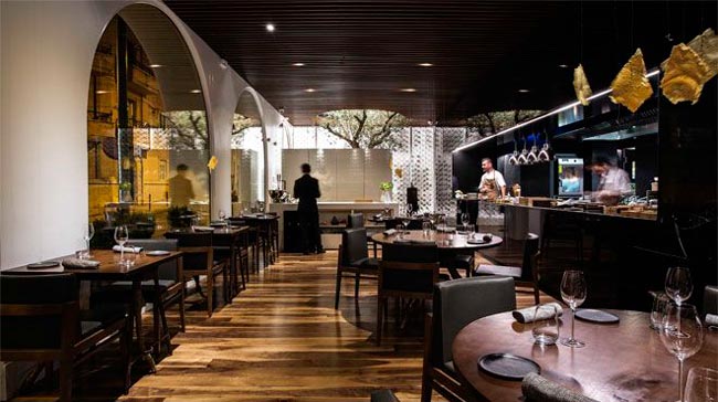 10 dos melhores restaurantes de Lisboa Se pretende ter uma refeição requintada, aconselhamos qualquer um dos 10 melhores restaurantes de Lisboa! Vão encantar o seu paladar!