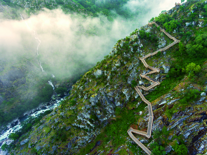 9 dos mais bonitos passadiços do Norte de Portugal Passe um dia memorável nos mais bonitos passadiços do Norte de Portugal e apaixone-se pela beleza única que só eles têm!