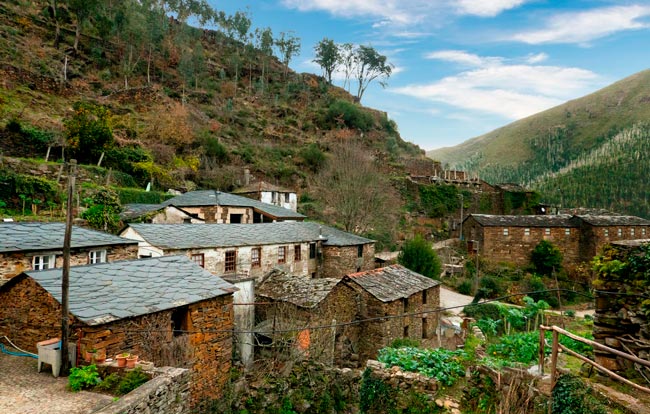 O que visitar perto do Porto: 8 aldeias de visita obrigatória Descubra o encanto das aldeias perto do Porto! Paisagens deslumbrantes e cheias de vida. Conheça 8 destinos imperdíveis para visitar perto do Porto.