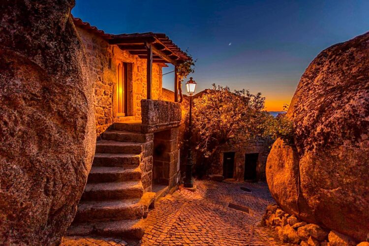 7 aldeias medievais de visita obrigatória no Centro de Portugal Explore a magia do passado numa das 7 aldeias medievais no Centro de Portugal! Encante-se com o que o centro do país tem para lhe oferecer!